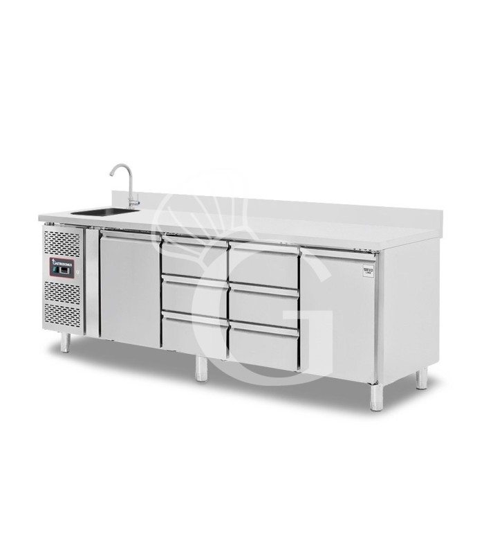 Tavolo refrigerato 6 cassetti centrali, 2 porte, lavello, rubinetto, alzatina, motore a sinistra, P 700 mm, +2°C/+8°C