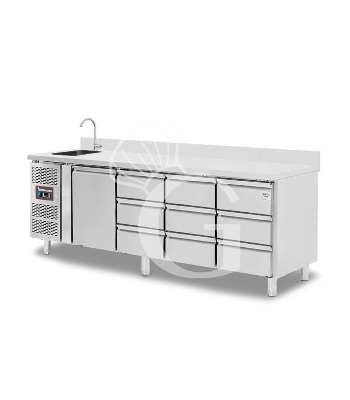 Tavolo refrigerato 9 cassetti 1 porta con lavello e alzatina,motore a sinistra Prof. 700 mm, temp. +2°C/+8°C, con rubinetto