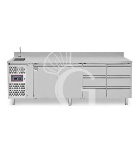 Tavolo refrigerato 6 cassetti a destra, 2 porte, lavello, rubinetto, alzatina, motore a sinistra, P 700 mm, +2°C/+8°C