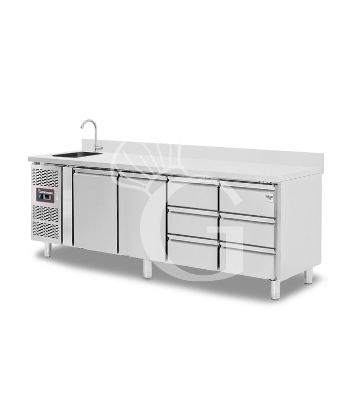 Tavolo refrigerato 6 cassetti a destra, 2 porte, lavello, rubinetto, alzatina, motore a sinistra, P 700 mm, +2°C/+8°C