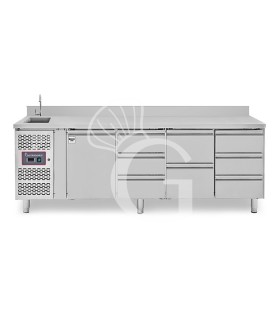 Tavolo refrigerato con 1 porta, lavello, rubinetto, alzatina, 8 cassetti, motore a sinistra P 700 mm, +2°C/+8°C