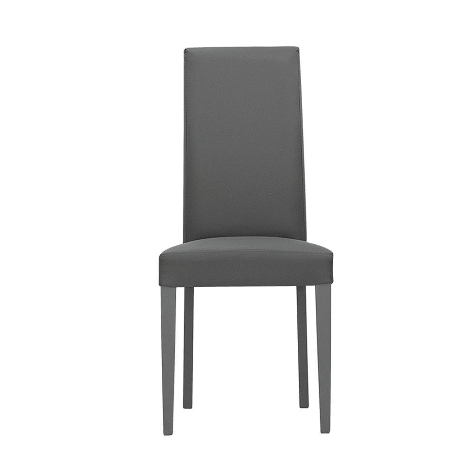 Sedia con struttura in legno verniciato, seduta e schienale imbottiti, rivestimento in ecopelle
