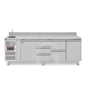 Tavolo refrigerato 5 cassetti 3+2 centrali, 2 porte, lavello, rubinetto e alzatina, motore a sinistra, P 700 mm, +2°C/+8°C