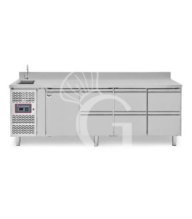 Tavolo refrigerato 6 cassetti da 1/2 a destra, 1 porta, lavello, rubinetto, alzatina, motore a sinistra, P 700 mm, +2°C/+8°C