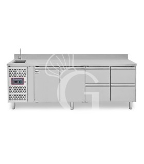 Tavolo refrigerato 4 cassetti a destra, 2 porte, lavello, rubinetto e alzatina, motore a sinistra, P 700 mm, +2°C/+8°C