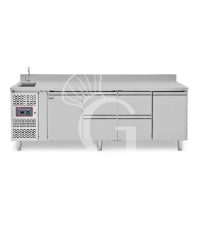 Tavolo refrigerato 4 cassetti centrali, 2 porte, lavello, rubinetto e alzatina, motore a sinistra, P 700 mm, +2°C/+8°C