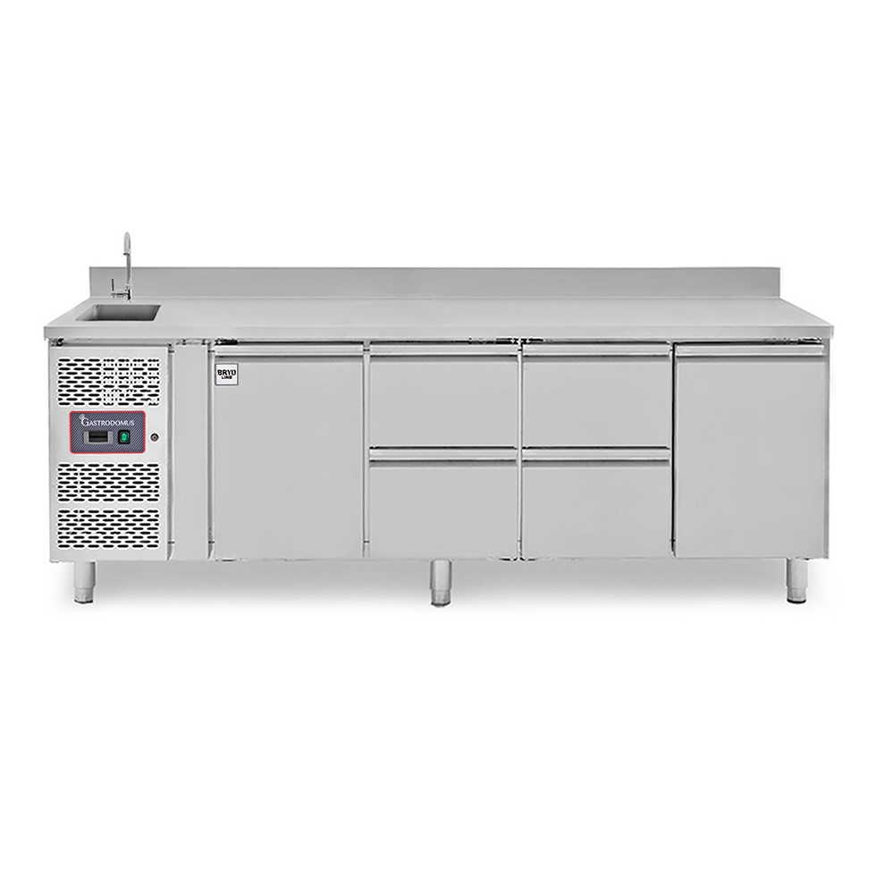Tavolo refrigerato 4 cassetti centrali, 2 porte, lavello, rubinetto e alzatina, motore a sinistra, P 700 mm, +2°C/+8°C