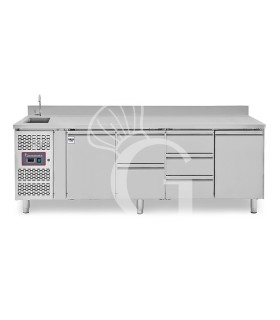 Tavolo refrigerato 5 cassetti 2+3 centrali, 2 porte, lavello, rubinetto, alzatina, motore a sinistra, P 700 mm, +2°C/+8°C