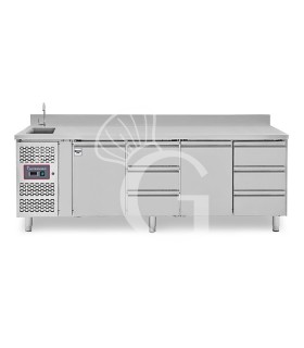 Tavolo refrigerato 6 cassetti 2 porte con lavello e alzatina,motore a sinistra Prof. 700 mm, temp. +2°C/+8°C, con rubinetto