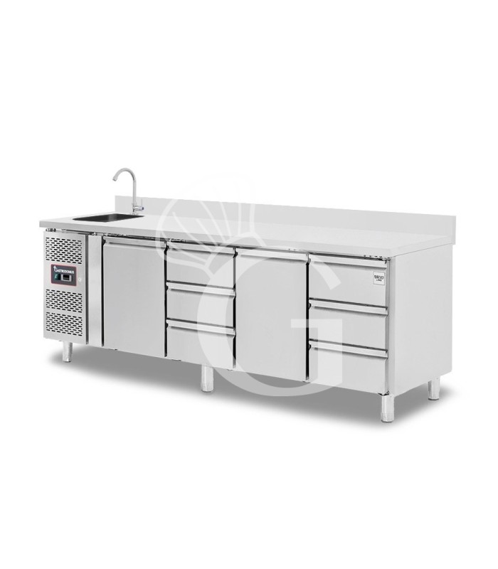 Tavolo refrigerato 6 cassetti 2 porte con lavello e alzatina,motore a sinistra Prof. 700 mm, temp. +2°C/+8°C, con rubinetto