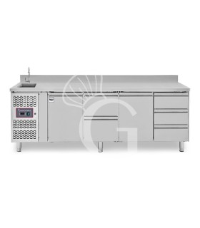 Tavolo refrigerato 5 cassetti + 2 porte alternati, lavello, rubinetto, alzatina, motore a sinistra, P 700 mm, +2°C/+8°C
