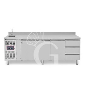 Tavolo refrigerato 3 cassetti 3 porte con lavello e alzatina,motore a sinistra Prof. 700 mm, temp. +2°C/+8°C, con rubinetto