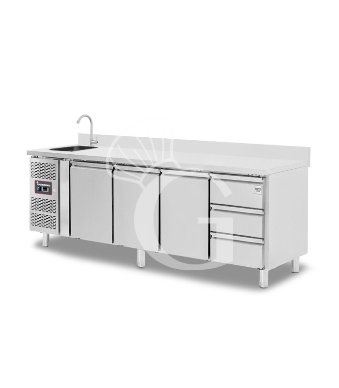 Tavolo refrigerato 3 cassetti 3 porte con lavello e alzatina,motore a sinistra Prof. 700 mm, temp. +2°C/+8°C, con rubinetto