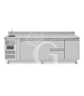 Tavolo refrigerato 2 cassetti centrale destro, 3 porte, lavello, rubinetto e alzatina, motore a sinistra P 700 mm, +2°C/+8°C