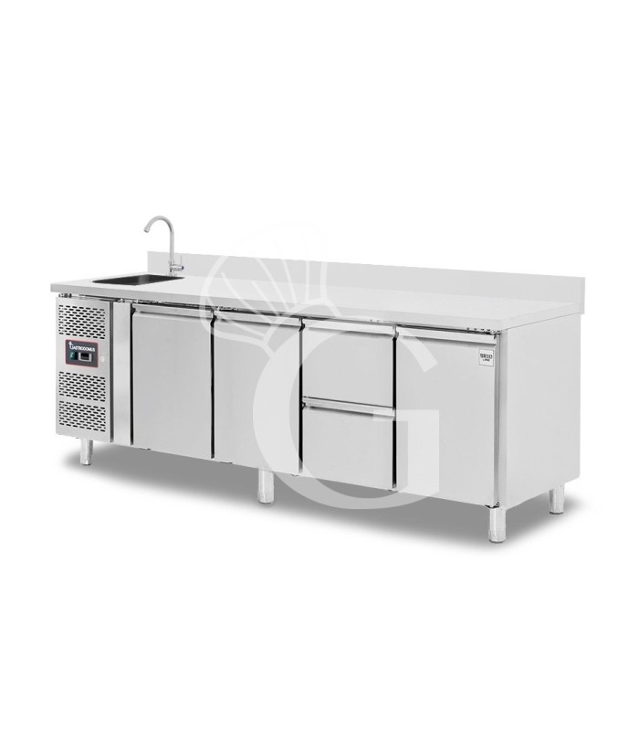 Tavolo refrigerato 2 cassetti centrale destro, 3 porte, lavello, rubinetto e alzatina, motore a sinistra P 700 mm, +2°C/+8°C