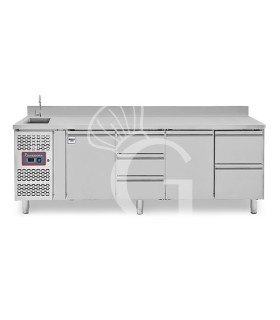 Tavolo refrigerato 2 porte + 5 cassetti alternati, lavello, rubinetto e alzatina, motore a sinistra P 700 mm, +2°C/+8°C