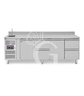 Tavolo refrigerato 4 cassetti, 2 porte, lavello, rubinetto e alzatina, motore a sinistra, P 700 mm, +2°C/+8°C