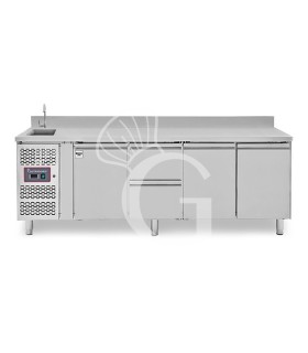Tavolo refrigerato 2 cassetti centrale sinistro, 3 porte, lavello, rubinetto e alzatina, motore a sinistra P 700 mm, +2°C/+8°C