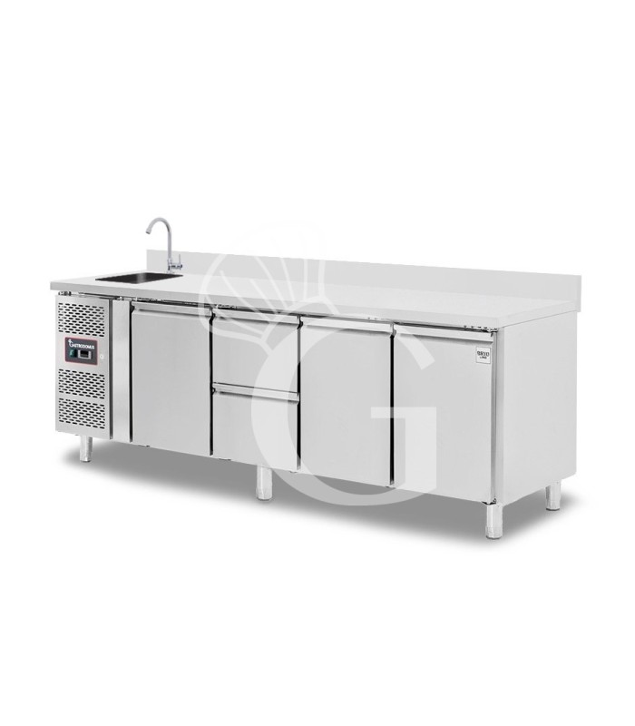Tavolo refrigerato 2 cassetti centrale sinistro, 3 porte, lavello, rubinetto e alzatina, motore a sinistra P 700 mm, +2°C/+8°C