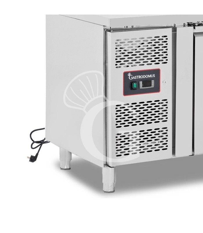 Tavolo refrigerato 2 cassetti centrale sinistro, 3 porte, lavello, rubinetto e alzatina, motore a sinistra P 700 mm, +2°C/+8°C