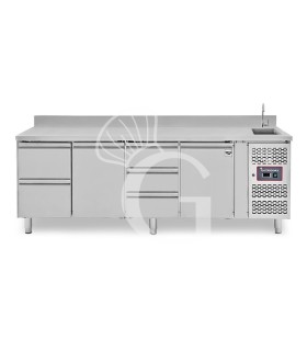 Tavolo refrigerato 2 porte + 5 cassetti alternati, lavello, rubinetto, alzatina, P 700 mm, +2°C/+8°C