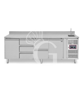 Tavolo refrigerato 5 cassetti 3+2 centrali, 2 porte, lavello, rubinetto, alzatina, P 700 mm, +2°C/+8°C