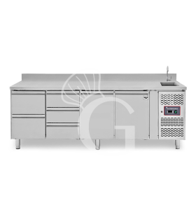 Tavolo refrigerato 5 cassetti 2+3 a sinistra, 2 porte, lavello, rubinetto, alzatina, P 700 mm, +2°C/+8°C