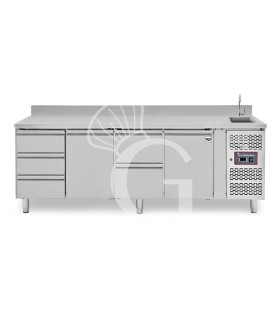 Tavolo refrigerato 5 cassetti + 2 porte alternati, lavello, rubinetto, alzatina, P 700 mm, +2°C/+8°C