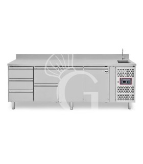 Tavolo refrigerato 5 cassetti 3+2 a destra, 2 porte, lavello, rubinetto, alzatina, P 700 mm, +2°C/+8°C