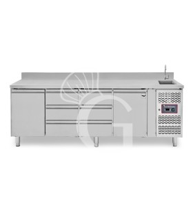 Tavolo refrigerato 6 cassetti centrali, 2 porte, lavello, rubinetto, alzatina, P 700 mm, +2°C/+8°C