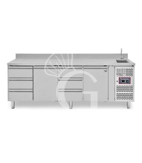 Tavolo refrigerato 6 cassetti + 2 porte alternati, lavello, rubinetto, alzatina, P 700 mm, +2°C/+8°C