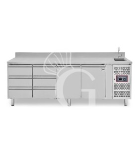 Tavolo refrigerato 6 cassetti a sinistra, 2 porte, lavello, rubinetto, alzatina, P 700 mm, +2°C/+8°C