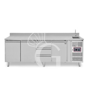 Tavolo refrigerato 3 cassetti 3 porte con lavello e alzatina, Prof. 700 mm, temp. +2°C/+8°C, completo di rubinetto