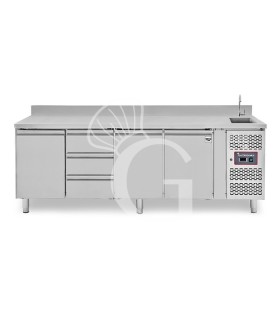 Tavolo refrigerato 3 cassetti centrale destro, 3 porte, lavello, rubinetto e alzatina, P 700 mm, +2°C/+8°C