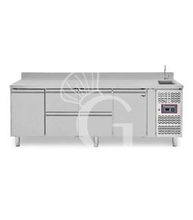 Tavolo refrigerato 4 cassetti centrali, 2 porte, lavello rubinetto e alzatina, P 700 mm, +2°C/+8°C