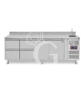 Tavolo refrigerato 4 cassetti a sinistra, 2 porte, lavello rubinetto e alzatina, P 700 mm, +2°C/+8°C