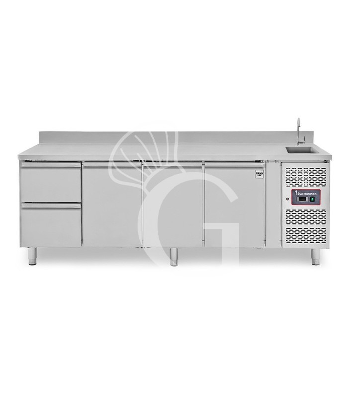 Tavolo refrigerato 2 cassetti a sinistra, 3 porte, lavello, rubinetto e alzatina, P 700 mm, +2°C/+8°C