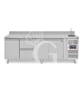 Tavolo refrigerato 2 cassetti centrale sinistro, 3 porte, lavello, rubinetto e alzatina, P 700 mm, +2°C/+8°C