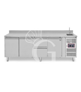 Tavolo refrigerato 2 cassetti centrale destro, 3 porte, lavello, rubinetto e alzatina, P 700 mm, +2°C/+8°C