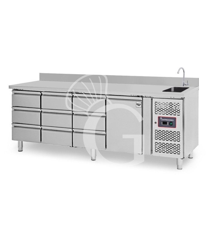 Tavolo refrigerato 9 cassetti 1 porta con lavello e alzatina, Prof. 700 mm, temp. +2°C/+8°C, completo di rubinetto