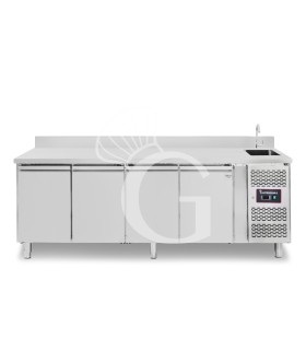 Tavolo refrigerato 4 porte con lavello e alzatina, motore a destra, Prof. 700 mm,temp +2°C/+8°C, completo di rubinetto