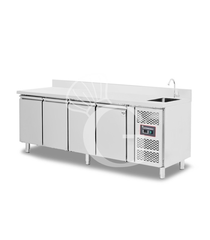 Tavolo refrigerato 4 porte con lavello e alzatina, motore a destra, Prof. 700 mm,temp +2°C/+8°C, completo di rubinetto