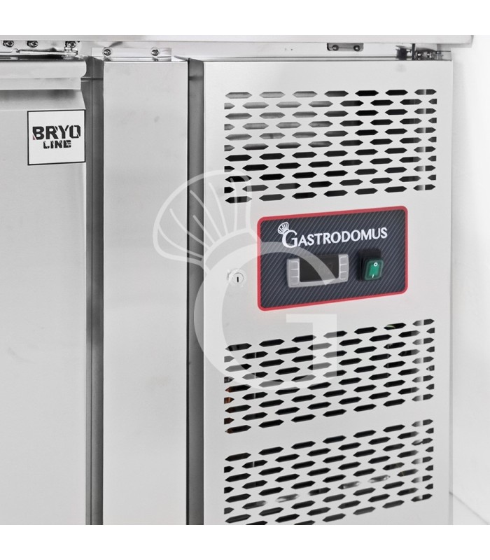 Tavolo refrigerato 4 porte con lavello e alzatina, motore a destra, Prof. 700 mm,temp +2°C/+8°C, completo di rubinetto