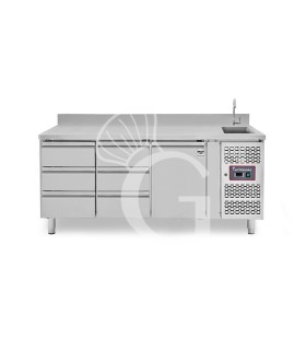 Tavolo refrigerato 6 cassetti da 1/3 a sinistra, 1 porta, lavello, rubinetto, alzatina, P 700 mm, +2°C/+8°C