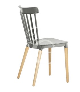 Sedia con gambe in legno, seduta e schienale in polipropilene