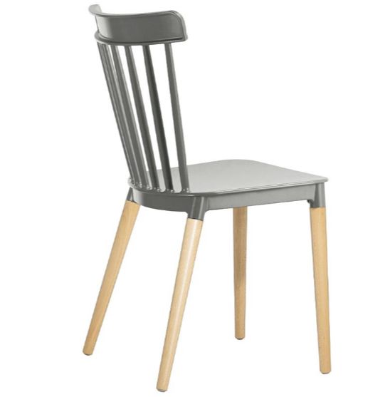 Sedia con gambe in legno, seduta e schienale in polipropilene