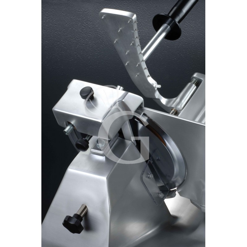 Affettatrice a gravità in alluminio, lama diametro 300 mm, affilatoio fisso e taglio utile L 220 mm x H 210 mm - dettaglio
