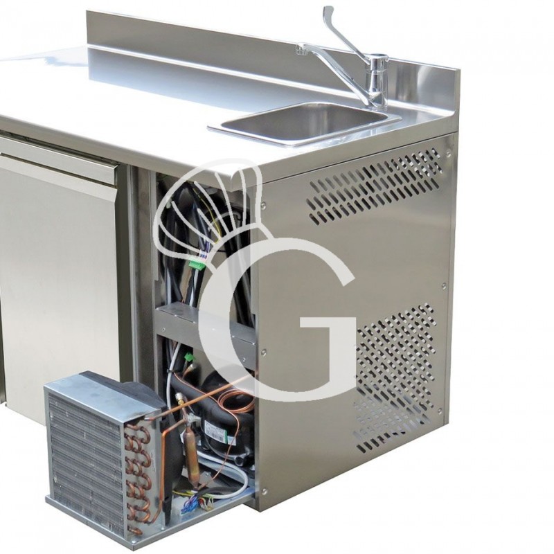 Dettaglio Tavolo Refrigerato con Lavello e alzatina 4 porte Prof. 700 mm per griglie GN1/1