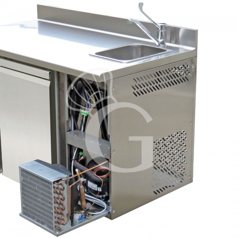 Dettaglio Tavolo Refrigerato con Lavello e alzatina 2 porte Prof. 700 mm per griglie GN1/1
