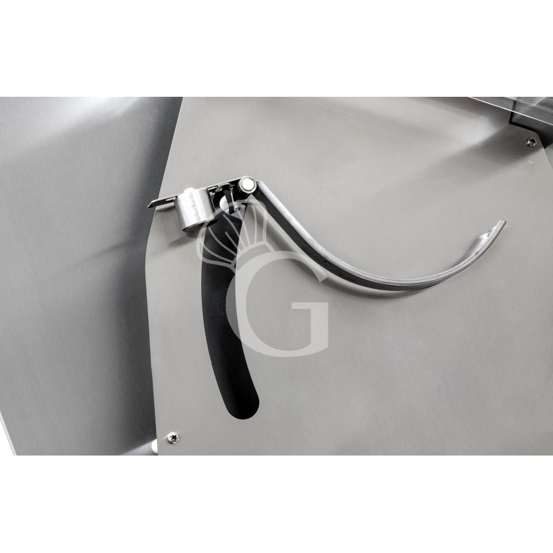 Dettaglio stendipizza in inox con rulli inclinati in PEHD per pizze diam. 26/40 cm avviamento automatico